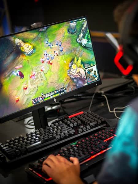Top 10 games like League of Legends .